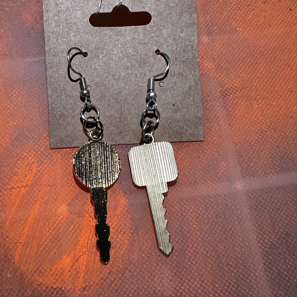 Mismatch gold key earrings